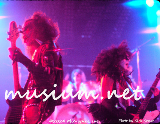 KISS ALIVE!  1975 / PAUL STANLEY / GENE SIMMONS / PETER CRISS